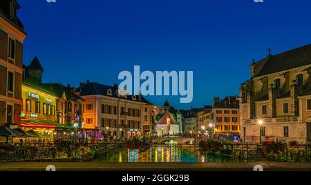 Die alten Gefängnisse der Stadt Annecy sind mittlerweile zu einer Touristenattraktion geworden. Entlang der Kanäle gibt es zahlreiche Cafés und Restaurants. Annecy, Frankreich Stockfoto