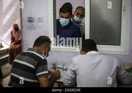 Gaza, Palästina. September 2021. Die Palästinenser registrieren sich und warten auf die COVI-19-Impfung im medizinischen Zentrum von Al-Amal in Gaza.das palästinensische Gesundheitsministerium organisiert eine Impfkampagne in Gaza, da die Palästinenser mit der Delta-Variante sehr viele Infektionen hatten. (Foto von Ahmed Zakot/SOPA Images/Sipa USA) Quelle: SIPA USA/Alamy Live News Stockfoto