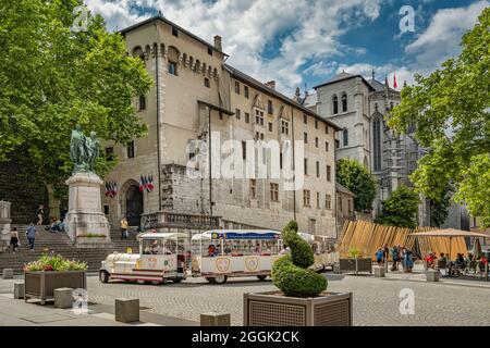 Das mächtige Schloss der Herzöge von Savoyen in Chambery mit dem kleinen Zug, der Touristen zu Führungen durch die Stadt bringt. Frankreich Stockfoto