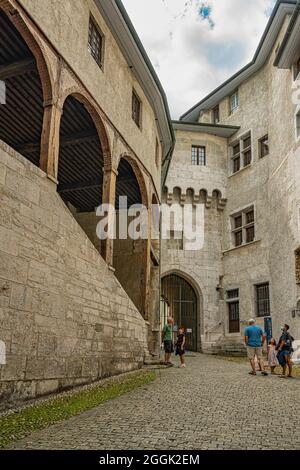 Architektur und Innenhof des Schlosses der Herzöge von Savoyen in Chambery. Chambery, Region Auvergne-Rhône-Alpes, Savoyen, Frankreich Stockfoto