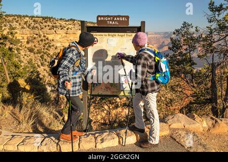 Zwei Wandererinnen am Start des Bright Angel Trail, South Rim, Grand Canyon National Park, Arizona, USA Stockfoto