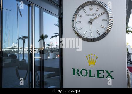 Monte Carlo, Monaco - 4. Juli 2020: Das Zeichen und Emblem des Schweizer Uhrenherstellers Rolex im Einzelhandelsgeschäft Stockfoto