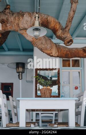Tische auf der Außenterrasse eines Restaurants in Mykonos, Griechenland, selektiver Fokus, Tageslicht, keine Menschen. Stockfoto