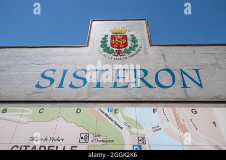 Sisteron, Frankreich - 7. Juli 2020: Sisteron ist eine Stadt in der Provence, die am Ufer der Durance liegt und von steilen Klippen umgeben ist. Stockfoto