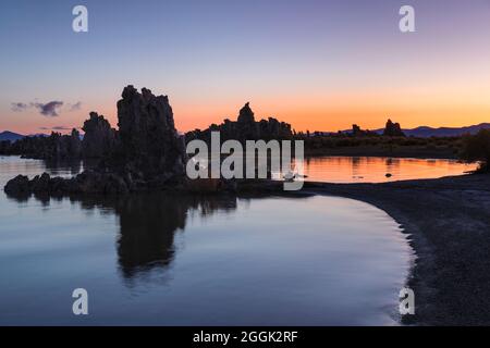 Tuffsteinformationen am Mono Lake bei Sonnenaufgang, Mono Lake Tufa State Reserve, Kalifornien, USA Stockfoto