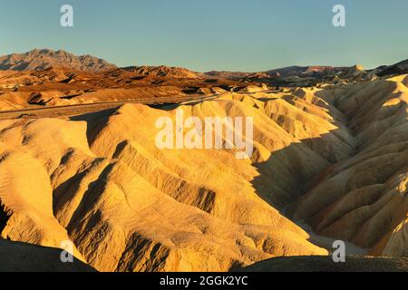 Zabriskie Point bei Sonnenuntergang, Death Valley National Park, Kalifornien, USA Stockfoto