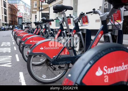 London, Großbritannien. August 2021. Santander Bikes gesehen, die an einer Andockstation in der Nähe des Piccadilly Circus angedockt waren. (Foto von Belinda Jiao/SOPA Images/Sipa USA) Quelle: SIPA USA/Alamy Live News Stockfoto