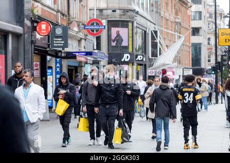 London, Großbritannien. August 2021. Die Käufer sahen, wie sie mit Einkaufstaschen entlang der Bond Street in London gingen. (Foto von Belinda Jiao/SOPA Images/Sipa USA) Quelle: SIPA USA/Alamy Live News Stockfoto