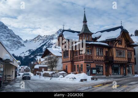 Engelberg, Schweiz - 21. Januar 2021: Historisches Gebäude in der Altstadt des Schweizer Wintersportorts Engelberg Stockfoto