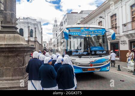 QUITO, ECUADOR - 24. JUNI 2015: Gruppe von Nonnen vor der Kirche La Compania de Jesus in der Altstadt von Quito, Ecuador Stockfoto