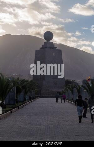 QUITO, ECUADOR - 25. JUNI 2105: Das Äquatordenkmal am Abend. Stockfoto