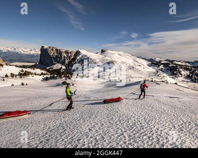 Zwei Skifahrer auf einer Skitour mit Pulka-Material-Schlitten durch das Naturschutzgebiet Réserve naturelle des Hauts Plateaus du Vercors Stockfoto
