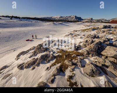 Zwei Skifahrer auf einer Skitour mit Pulka-Material-Schlitten durch das Naturschutzgebiet Réserve naturelle des Hauts Plateaus du Vercors Stockfoto