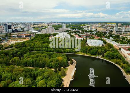 Der Blick von der Spitze des Parks in Minsk.Eine Vogelperspektive auf die Stadt Minsk .Belarus Stockfoto