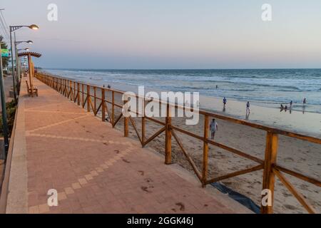 MONTANITA, ECUADOR - 30. JUNI 2015: Strandpromenade und Strand in Montanita, Ecuador Stockfoto