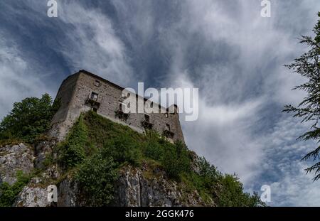 Das Schloss von Carpinone wurde wahrscheinlich in der normannischen Zeit und von der Zeit seiner Errichtung bis zum Ende des dreizehnten Jahrhunderts das buil gebaut Stockfoto