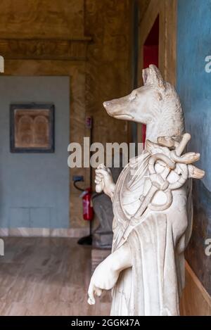 Alte Marmorskulptur des ägyptischen gottes halb menschlicher halber Wolf in einem Museum in Rom ausgestellt Stockfoto