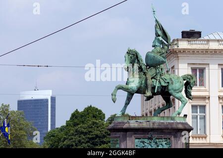 Statue von Godfrey von Bouillon vor der Kirche St. James auf dem Coudenberg im Zentrum von Brüssel, Belgien. Stockfoto