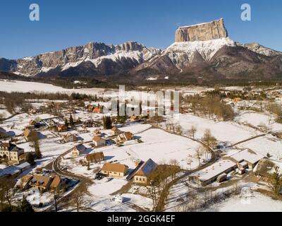 Drohnenfoto von Chichilianne, Abteilung Isère in der Region Auvergne-Rhône-Alpes, mit Mont Aiguille im Hintergrund Stockfoto