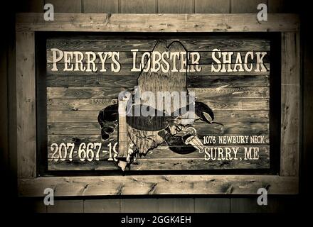 Wetterschild aus Holz für Perry’s Lobster Shack ist eine Low-Key-Hütte am Wasser, die Hummer- und Seafood-Gerichte sowie herzhafte Beilagen und Biere anbietet. Stockfoto