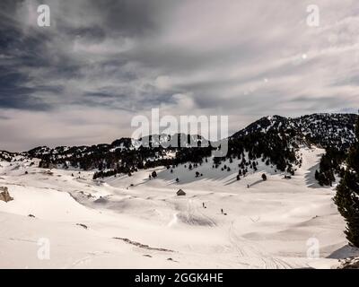 Zwei Skifahrer auf einer Skitour mit Pulka-Material-Schlitten durch das Naturschutzgebiet Réserve naturelle des Hauts Plateaus du Vercors Stockfoto