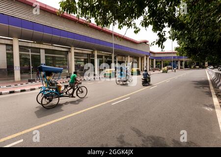 Blick auf den Verbindungsgang zwischen den beiden U-Bahnstationen in Lajpat nagar im Süden von Delhi. Stockfoto