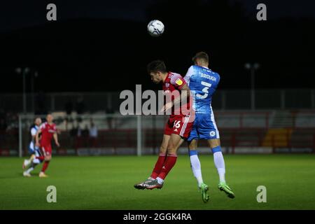 ACCRINGTON, GROSSBRITANNIEN. 31. AUGUST Patrick Brough von Barrow bestreitet einen Header mit Accrington Stanley's Liam Coyle während des EFL Trophy-Spiels zwischen Accrington Stanley und Barrow im Wham Stadium, Accrington am Dienstag, 31. August 2021. (Kredit: Mark Fletcher | MI News) Kredit: MI Nachrichten & Sport /Alamy Live News Stockfoto