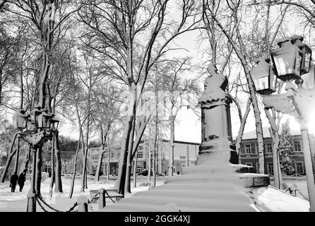 Nikolai Gogol Altes Denkmal in Nizhyn, verdeckter Schnee. Schwarzweiß-Foto. Stockfoto