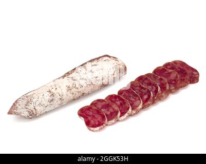 Traditionelle spanische Fuet dünne Trockenwurst mit Scheiben, Nahaufnahme, isoliert auf weißem Hintergrund Stockfoto