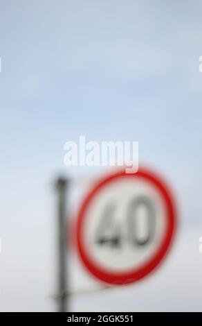 Verkehrszeichen Geschwindigkeit mit Begrenzung auf 40 km / h. Stockfoto