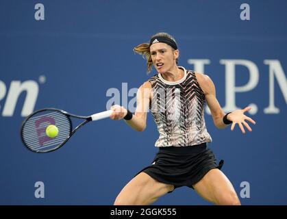 Flushing, Queens, New York, USA. September 2021. Andrea Petkovic (GER) verliert gegen Garbine Muguruza (ESP) 6-4, 6-2, bei den US Open, die im Billy Jean King Ntional Tennis Center in Flushing, Queens, New York, gespielt werden. © Leslie Billman. Kredit: csm/Alamy Live Nachrichten Stockfoto