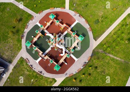 Draufsicht auf den Neuen Spielplatz im neuen Stadtteil Minsk.Blick aus der Höhe eines großen Kinderspielplatzes auf der Straße.Weißrussland. Stockfoto