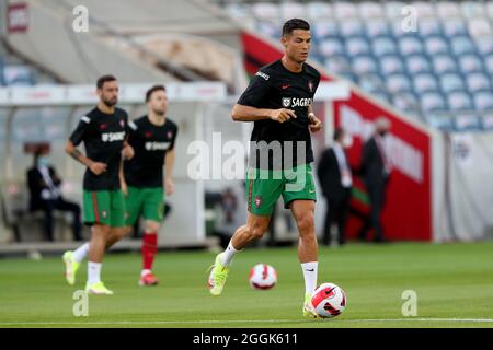 Faro, Portugal. September 2021. Portugals Stürmer Cristiano Ronaldo erwärmt sich vor der Fußball-Weltmeisterschaft 2022 im europäischen Qualifikationsrunden-Fußballspiel der Gruppe A zwischen Portugal und der Republik Irland am 1. September 2021 im Stadion der Algarve in Faro, Portugal. (Bild: © Pedro Fiuza/ZUMA Press Wire) Stockfoto