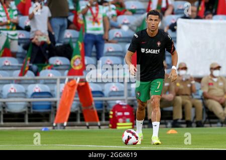 Faro, Portugal. September 2021. Portugals Stürmer Cristiano Ronaldo erwärmt sich vor der Fußball-Weltmeisterschaft 2022 im europäischen Qualifikationsrunden-Fußballspiel der Gruppe A zwischen Portugal und der Republik Irland am 1. September 2021 im Stadion der Algarve in Faro, Portugal. (Bild: © Pedro Fiuza/ZUMA Press Wire) Stockfoto