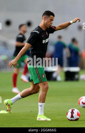 Faro, Portugal. September 2021. Portugals Stürmer Cristiano Ronaldo erwärmt sich vor der Fußball-Weltmeisterschaft 2022 im europäischen Qualifikationsrunden-Fußballspiel der Gruppe A zwischen Portugal und der Republik Irland am 1. September 2021 im Stadion der Algarve in Faro, Portugal. (Bild: © Pedro Fiuza/ZUMA Press Wire) Stockfoto