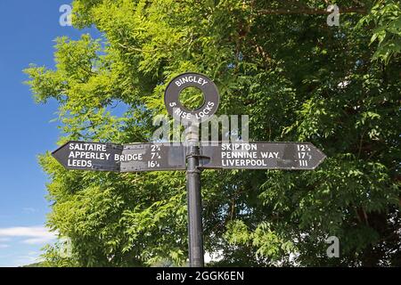 Wegweiser auf den fünf Hochhausschleusen, Leeds Liverpool Canal, Bingley Stockfoto