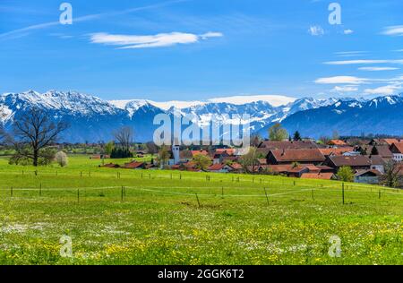 Deutschland, Bayern, Oberbayern, Pfaffenwinkel, Obersöchering, Bezirk Untersöchering, Stadtansicht mit Kirche Sankt Margaretha gegen das Estergebirge und das Wettersteingebirge Stockfoto