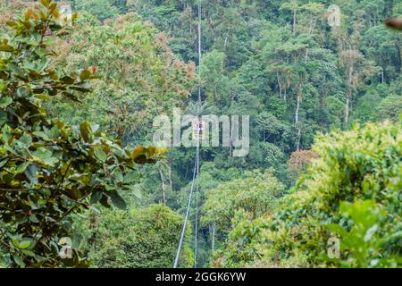 MINDO, ECUADOR - 27. JUNI 2015: Seilbahn über das tiefe Tal, bis zu 152 m über dem Boden in der Nähe von Mindo, Ecuador. Stockfoto