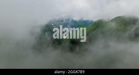 Der Gipfel des Gudauri durch die Wolken Stockfoto