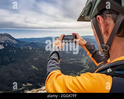 Mountainbiker auf Singletrails auf Tour durch das Naturschutzgebiet Hauts-Plateaus du Vercors, Auvergne-Rhône-Alpes. Am Rande zwischen Pas des Ècondus und Pas de l'Èchelette in der Nähe des Col du Rousset - Blick nach Süden. Stockfoto