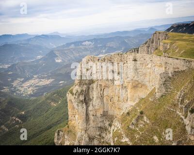 Mountainbiker auf Singletrails auf Tour durch das Naturschutzgebiet Hauts-Plateaus du Vercors, Auvergne-Rhône-Alpes. Am Rande zwischen Pas des Ècond Stockfoto