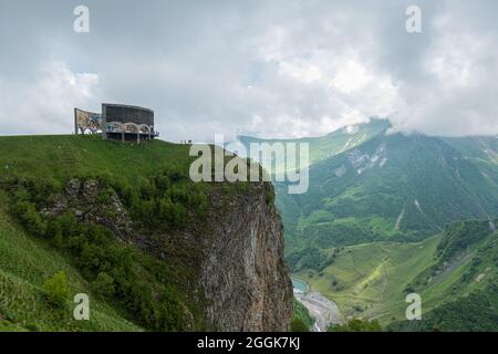 Der Freundschaftsbogen in Kazbegi Stockfoto