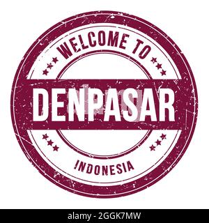 WILLKOMMEN IN DENPASAR - INDONESIEN, Worte auf violettem runden Münzstempel geschrieben Stockfoto