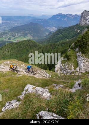 Mountainbiker auf Singletrails im nördlichen Teil des Vercors, in der Nähe des Departements Pas de la Clé der Auvergne-Rhones-Alpes Stockfoto