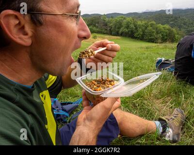 Mountainbiker auf Singletrails im Les Coulmes Wald, Rencurel, Auvergne-Rhones-Alpes Departement Stockfoto