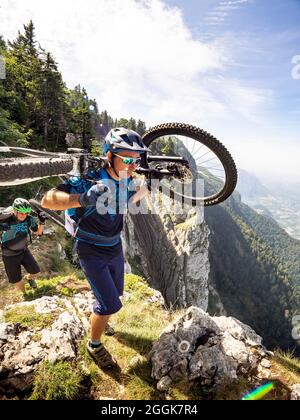 Mountainbiker auf Singletrails im nördlichen Teil des Vercors, in der Nähe des Departements Pas de la Clé der Auvergne-Rhones-Alpes Stockfoto