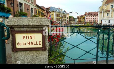 Annecy (pont da la halle), Frankreich - Mai 9. 2016: Blick auf das Brückengeländer in der Altstadt (Fokus auf Schild) Stockfoto