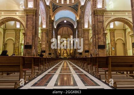 CUENCA, ECUADOR - 17. JUNI 2015: Innenraum der Neuen Kathedrale (Catedral de la Inmaculada Concepcion), Cuenca, Ecuador Stockfoto