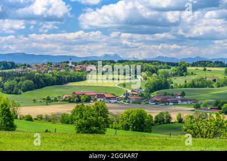 Deutschland, Bayern, Oberbayern, Landkreis Rosenheim, Feldkirchen-Westerham, Ortsteile Großhöhenrain und Thal, Glonntal mit Blick auf die Mangfallberge, Blick auf Antholing Stockfoto