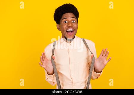 Foto von funky verrückt fröhlich afrikanischen Kerl verspielte Stimmung tragen Strumpfhalter Hemd isoliert gelbe Farbe Hintergrund Stockfoto